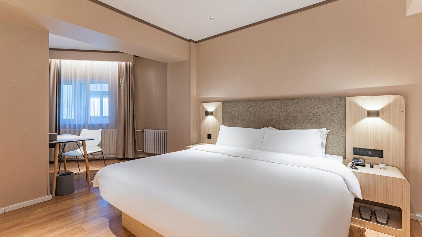 Hanting Express Harbin Railway Station Square