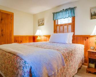 Sunapee Region, Waterfront Cabin on Lake Todd, family-friendly - Newbury - Bedroom
