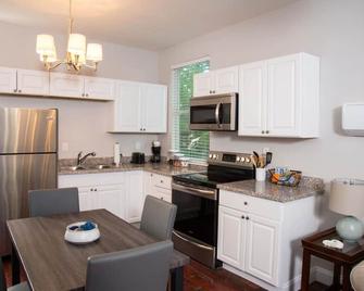 Lovely Saint Claude Newly Renovated Apartment! - New Orleans - Kitchen