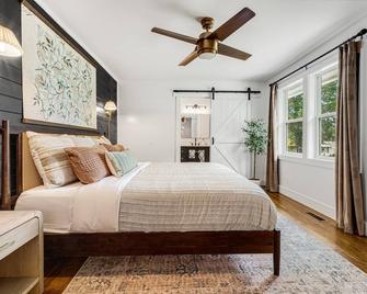 Charming 3-Bedroom Home - Power, Water, Fast Wifi, Firepit, Grill - 25m To Avl - Canton - Habitación