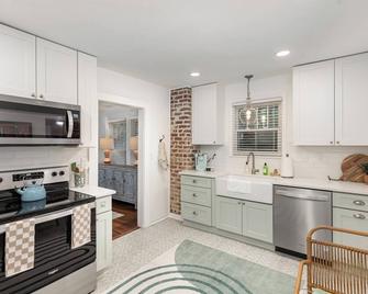 Walkable City Trendy Hideout For Foodies - 3br-2ba - Wesley Chapel - Kitchen
