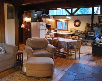 Donner Lake Charmer - West End Stone Cabin - Truckee - Living room