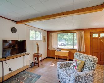 Cozy Becket Cottage Escape w/ Lake Access! - Becket - Living room