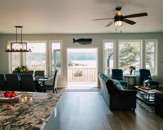 Custom Waterfront Home - easy walk to Roche Harbor & Picnic Island - Friday Harbor - Sala de estar