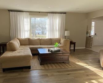 Renovated 5 bedrooms. 6 beds. Great water pressure! New memory foam beds! - Downingtown - Sala de estar