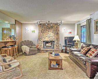 Home w/ Serene Deck in Twain Harte! - Twain Harte - Huiskamer