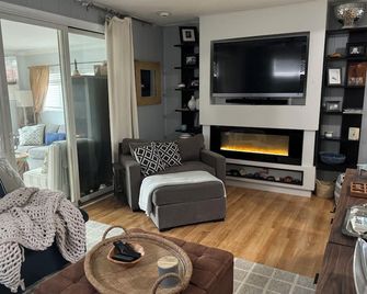 Family Friendly Lake Vacation - Three Rivers - Living room