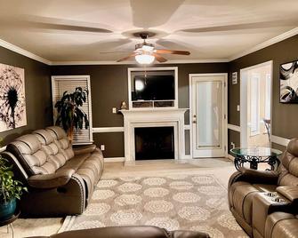 Modern and Serene Charming One Story 3-Bedroom House in Smithfield, NC. - Smithfield - Living room