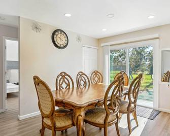 North Port Rental Near Warm Mineral Springs Park! - 北港 - 餐廳
