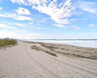 Seaside Studio | Accommodates 4| Parking Available - Old Orchard Beach - Beach