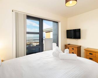 West Beach - Holiday Apartments - Westward Ho - Bedroom