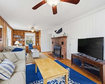 Spacious Cape Cod Waterfront Retreat Steps to Beach - Buzzards Bay - Living room