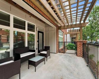 East Atlanta Retreat Haven of Fun and Comfort! - Atlanta - Balcony