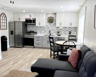 Guest Suites -1996 #3 Cozy 1 bedroom 1 bath suite - Idaho Falls - Kitchen