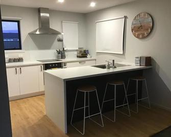 Cromwell Retreat - Cromwell - Kitchen