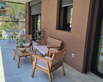 Comfortable flat with pool and beach nearby - Calafell - Terasa