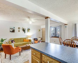 Ocean City Condo w/ Pool Access: Walk to Beach! - Ocean City - Sala de estar