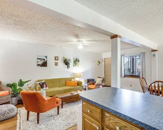 Ocean City Condo w/ Pool Access: Walk to Beach! - Ocean City - Sala de estar