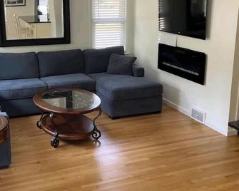 Clean fresh and very safe near downtown Berkley - Berkley - Sala de estar