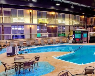 Park Inn By Radisson Sharon - West Middlesex - Pool