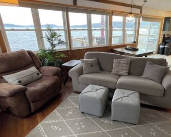 Waters Edge Cottage - Merrimac - Sala de estar