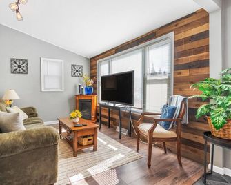 The Love Shack! Hot Tub, Great Couples Get Away! - Lexington - Sala de estar