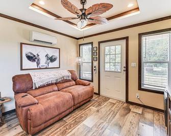 6 Mi to Topsey Exotic Ranch Retreat on 12 Acres! - Copperas Cove - Вітальня
