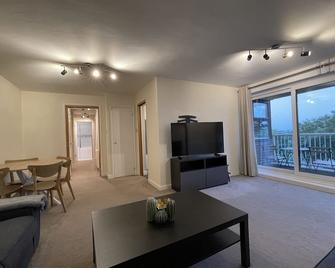 Spacious 2-Bedroom Flat Near Surbiton Station - Surbiton - Salon