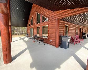 Overlook - Valemount - Patio