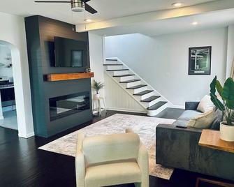 3-bedroom Scandinavian Style house in Downtown Elkins with Wifi, HVAC, Back Yard - Elkins - Living room