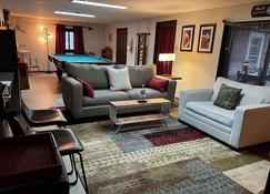 Delightful Patio Apartment In South Kc - Kansas City - Living room