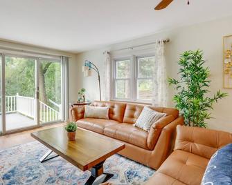 Pennington Home w/ Deck ~ 9 Mi to Princeton! - Pennington - Sala de estar