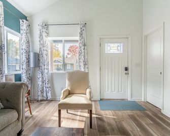 Next to Fairgrounds – Clean, Pet-Friendly Stay - Indianápolis - Sala de estar