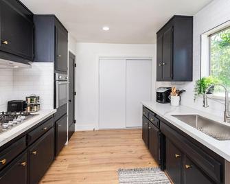 Main Street Retreat - Roseville - Kitchen