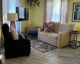 Charming 1-bedroom upper unit. Renovated home walking distance to shops & eats - Susanville - Living room