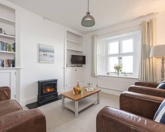 This cottage is part of the Bull Point Lighthouse site, just outside the pretty village of Mortehoe. - Woolacombe - Living room