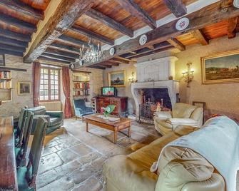 Beautiful Home In Couhe - Couhé - Living room