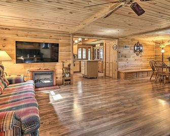Arkdale Studio Cabin W/ On-Site Atv Trails! - Arkdale - Living room