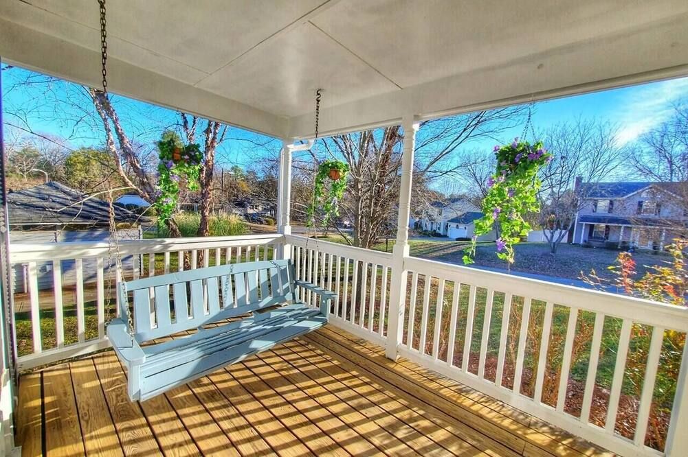 Newly remodeled! Family friendly. Near lake & park