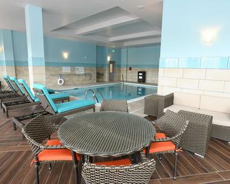 Hilton Garden Inn Jacksonville - ג'קסונוויל - בריכה