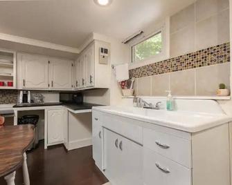 Music Room Basement Apartment w/ Private Entrance - Springfield - Kitchen
