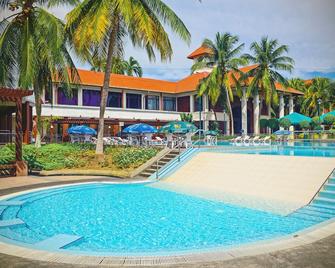 Nilai Springs Resort Hotel - Kampung Baharu Nilai - Pool