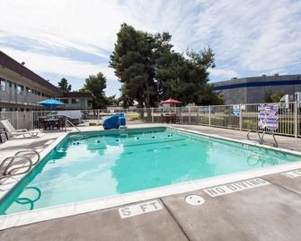 Super 8 by Wyndham Turlock - Turlock - Басейн