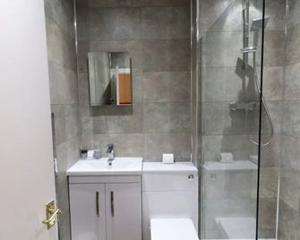 St George's Lodge - Woking - Bathroom