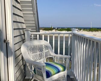 Ogunquit ocean front 1BR/1BA with deck, short walk to beach + center of town - Ogunquit - Balcony