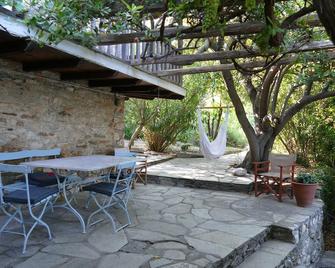 Fantastic natural stone house with 180° sea view, pool and beautiful garden - Kalamos - Patio