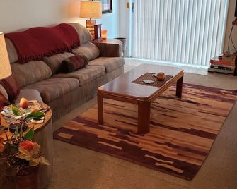 Waterfront Townhouse, close to shipyard, hospitals, colleges, beach and shopping - Portsmouth - Living room