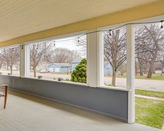 Walk to Dtwn Green Lake: Peaceful Getaway w/ Porch - Green Lake - Balcón