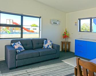 Hokitika's Kiwi Holiday Park and Motels - Hokitika - Living room