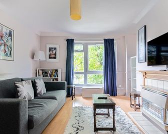 Charming One Bed Abode In East Putney - London - Living room